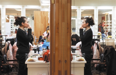 沈阳刘老根大舞台后台，二人转演员化妆准备登台。新京报记者 郭延冰 摄