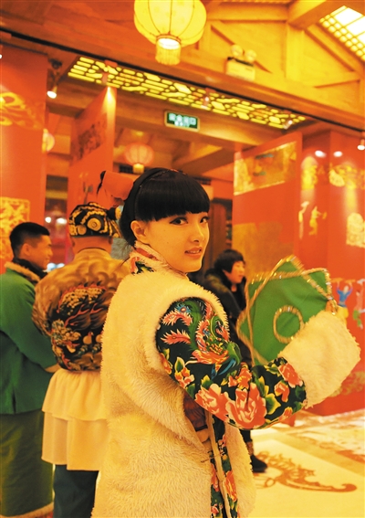 身着东北花袄的工作人员在门口迎客。新京报记者 郭延冰 摄