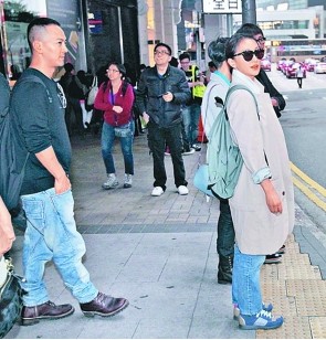 香港媒体报道指由于他们发现被跟拍，“大只”型男自动弹开几个身位