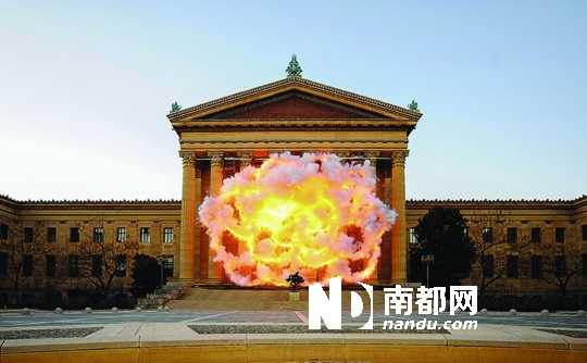 2009年,蔡国强在美国费城美术馆外创作的《花开花落》。