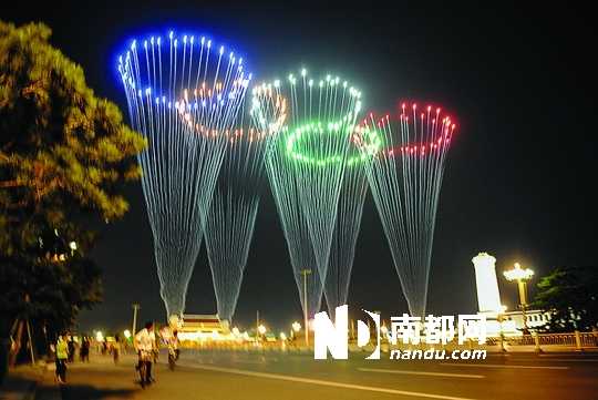 除了有名的“大脚印”,北京奥运会上的五环图案烟花也是蔡国强的作品。