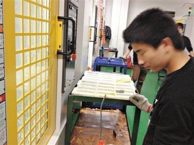 富士康围城：跳楼仍频发 工人流水线站着睡觉