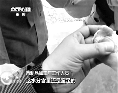 在阳信，用鸭肉、羊尾油制的羊肉卷还注了水。央视截图