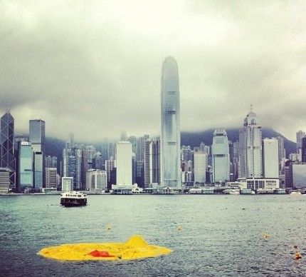 维多利亚港的橡皮“小黄鸭”漏气变一滩鸡蛋黄