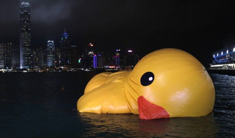 2013年5月14日晚，香港，由于多处破损，小黄鸭在维港呆了12天后，终于撑不住而倒下