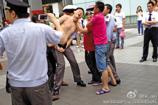 制服男子遭掐脖子、掀衣服、抓下体 网友fei_ren摄（视频截图）