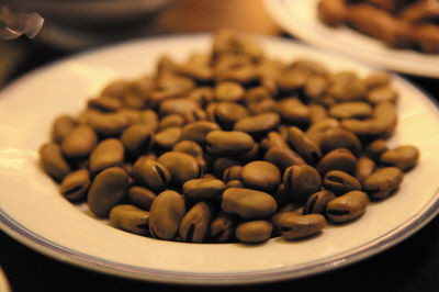 “温一碗醇香的黄酒，来一碟入味的茴香豆”，小酌慢品。