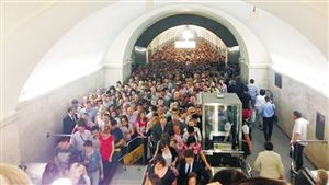 莫斯科地铁内浓烟笼罩，大批乘客被疏散