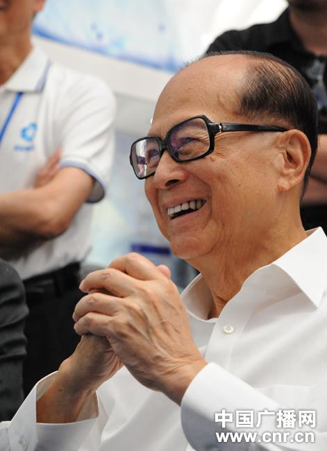 李嘉诚：32年不变的教育情怀